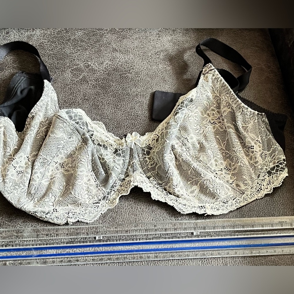 Newish bra cream and black/lace-underwire 42DD